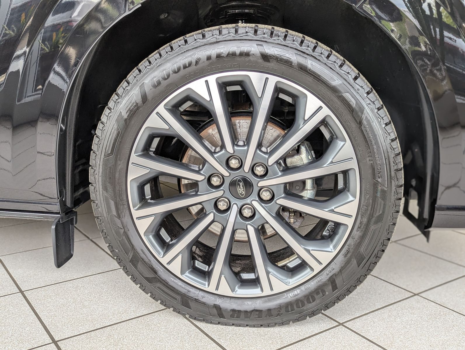 Fahrzeugabbildung Ford Tourneo Custom 320 Titaniu-X Leder Pano StHz AHK