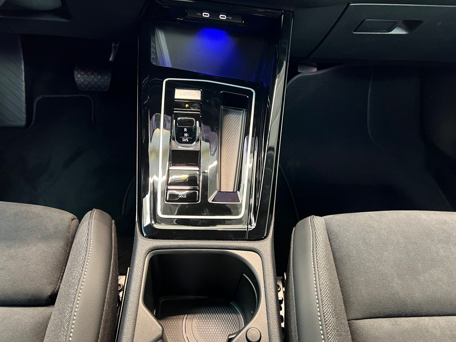 Fahrzeugabbildung Volkswagen Golf VIII Var. Style 1,5 eTSI DSG +IQ.Light+Navi