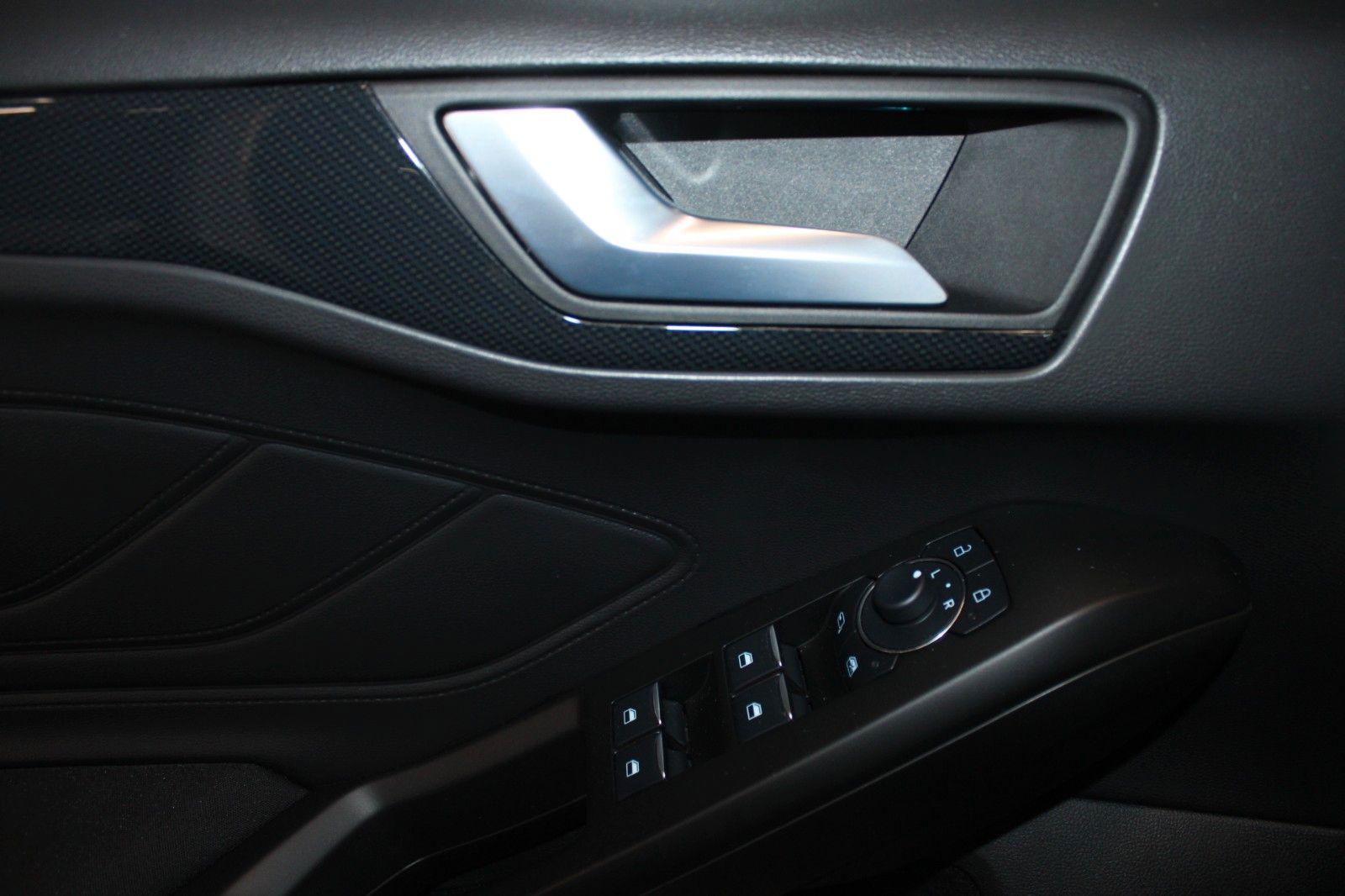 Fahrzeugabbildung Ford Focus ST-Line X Aut. LED ACC Leder Pano HUD Wint