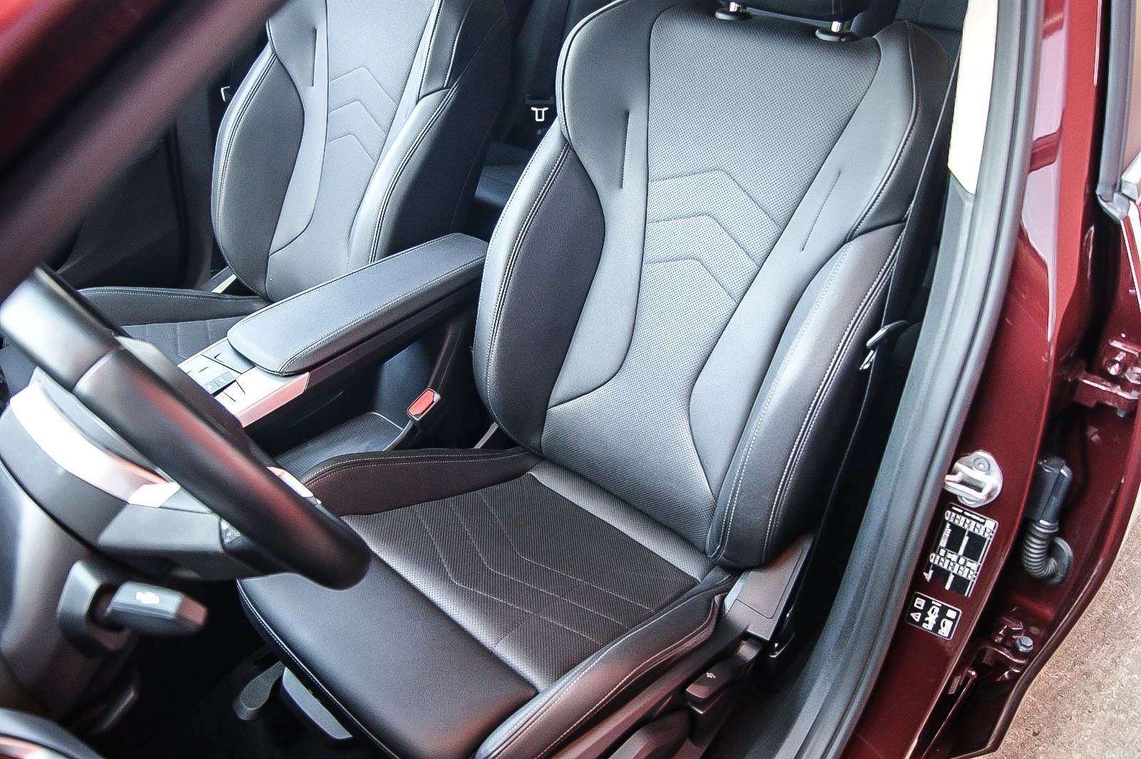 Fahrzeugabbildung BMW 223 Active Tourer i xDrive LEDER HEAD-UP SPORT 4