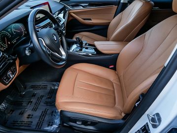 Fahrzeugabbildung BMW 520d xDrive Tour LEDER DRIVING-ASSIST INNOVATION