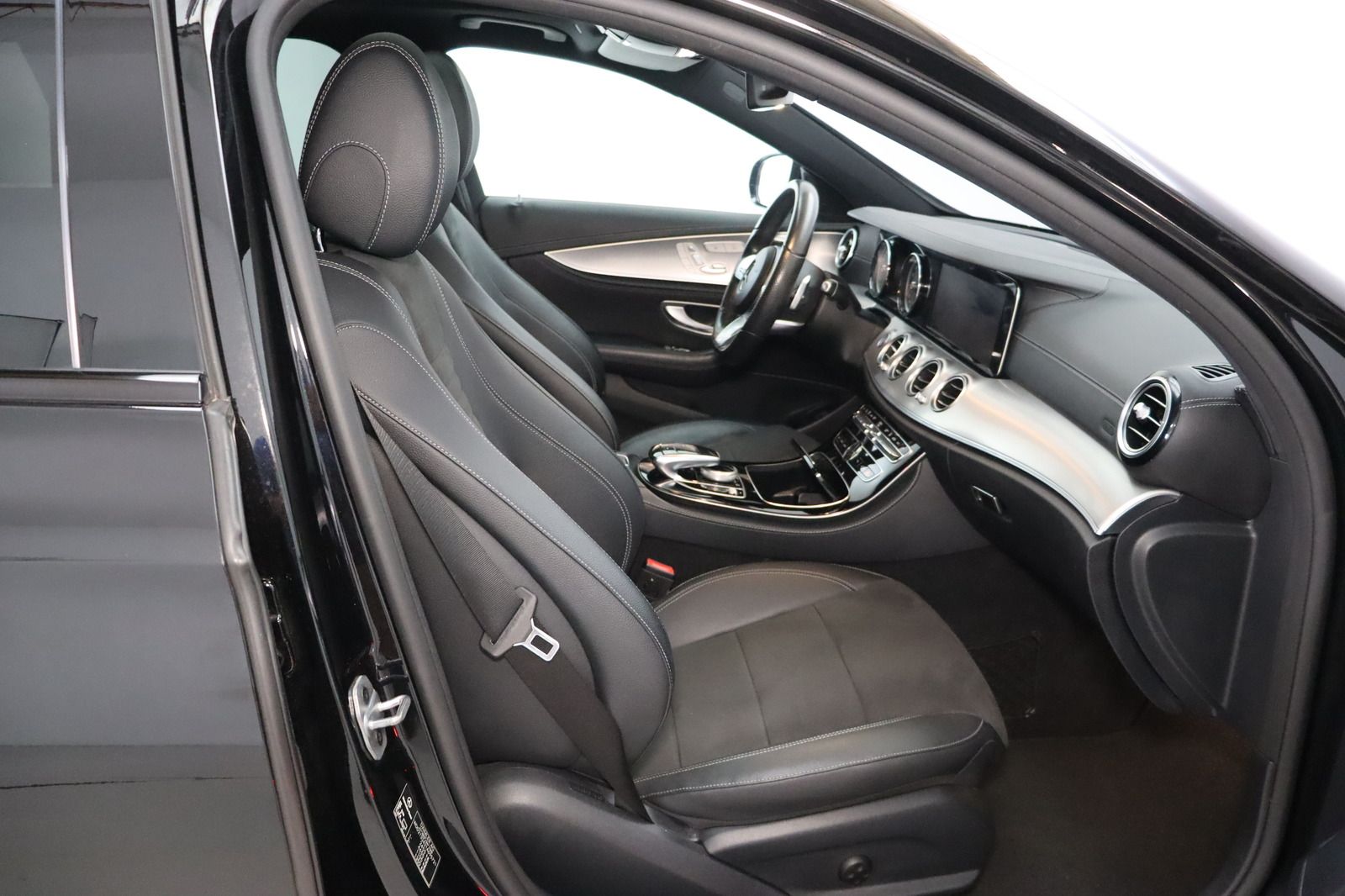 Fahrzeugabbildung Mercedes-Benz E 200 T 4Matic * Schiebedach * Navi * AMG line