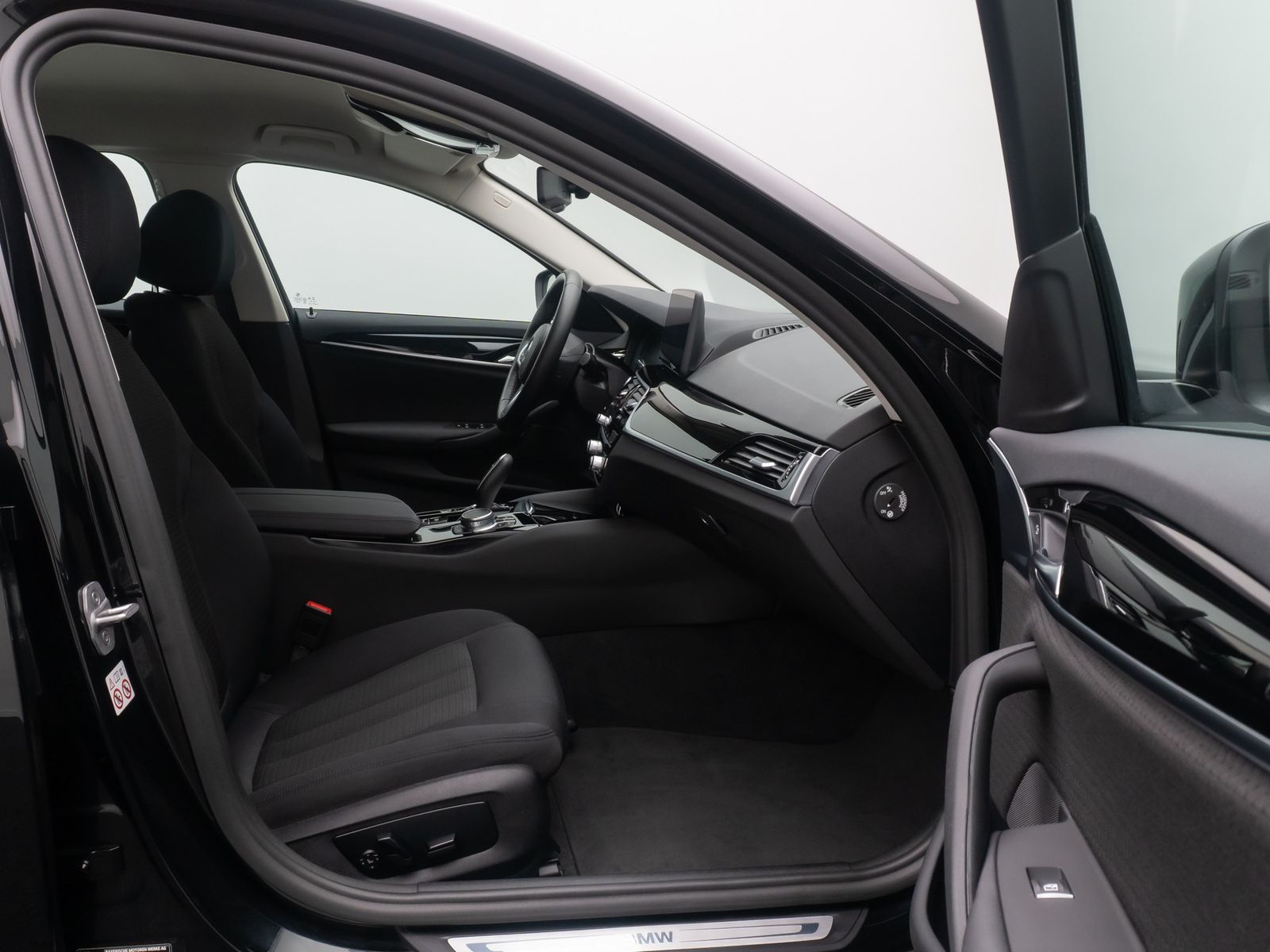 Fahrzeugabbildung BMW 530e AHK Alarm Kamera DAB 4xKlima M Sport 18Zoll