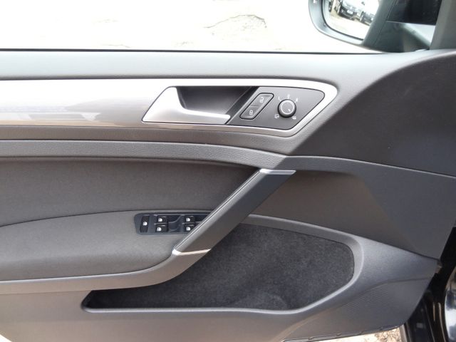 Fahrzeugabbildung Volkswagen Golf VII Lim. Allstar/ 2.Hd/SitzH/Navi/PDC/Tempo