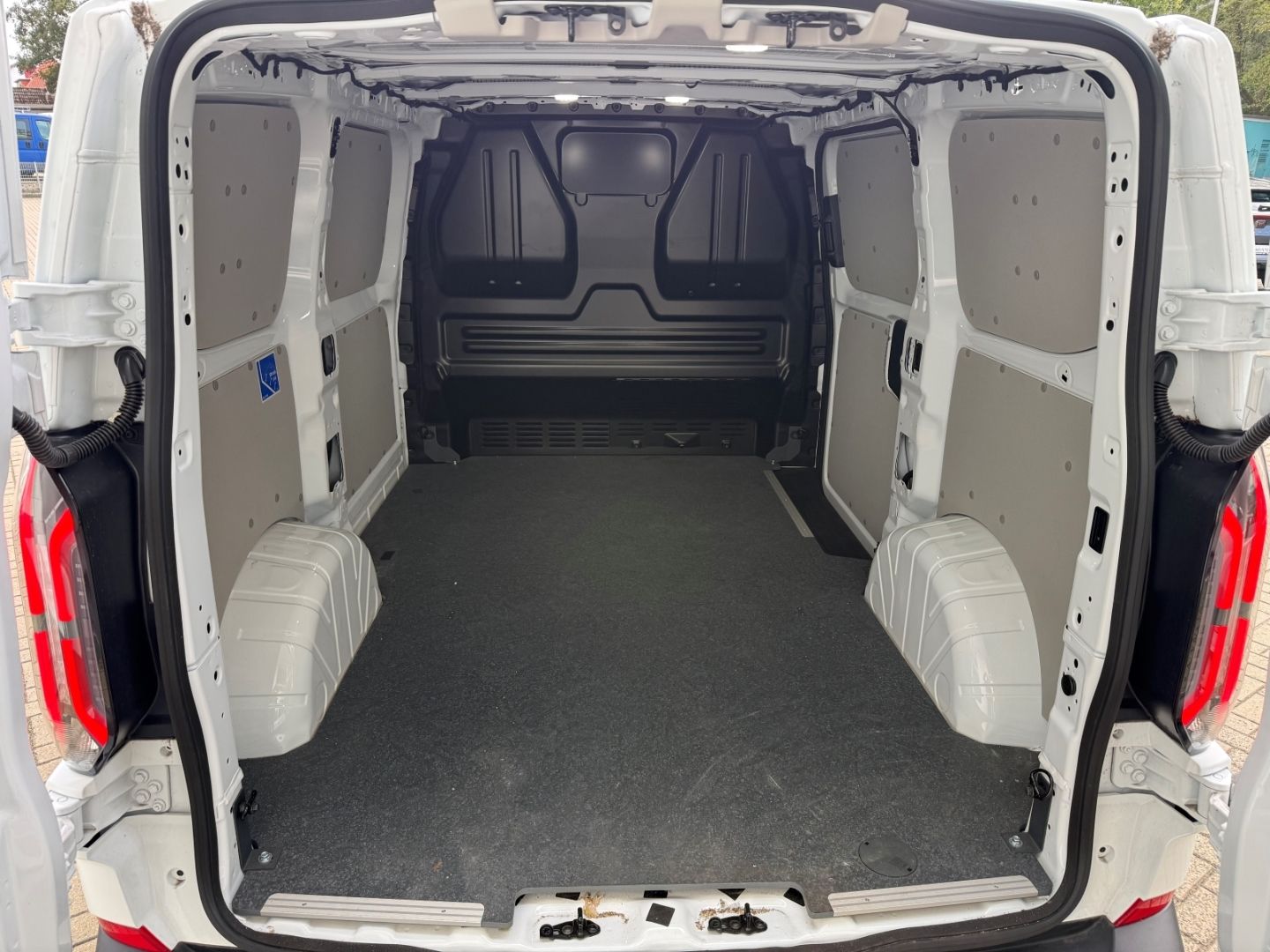 Fahrzeugabbildung Ford Transit Custom RWD E-Transit Kasten 320 L1 Trend