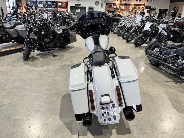 Fahrzeugabbildung Harley-Davidson CVO Milwaukee-Eight 117 mit einigen Umbauten
