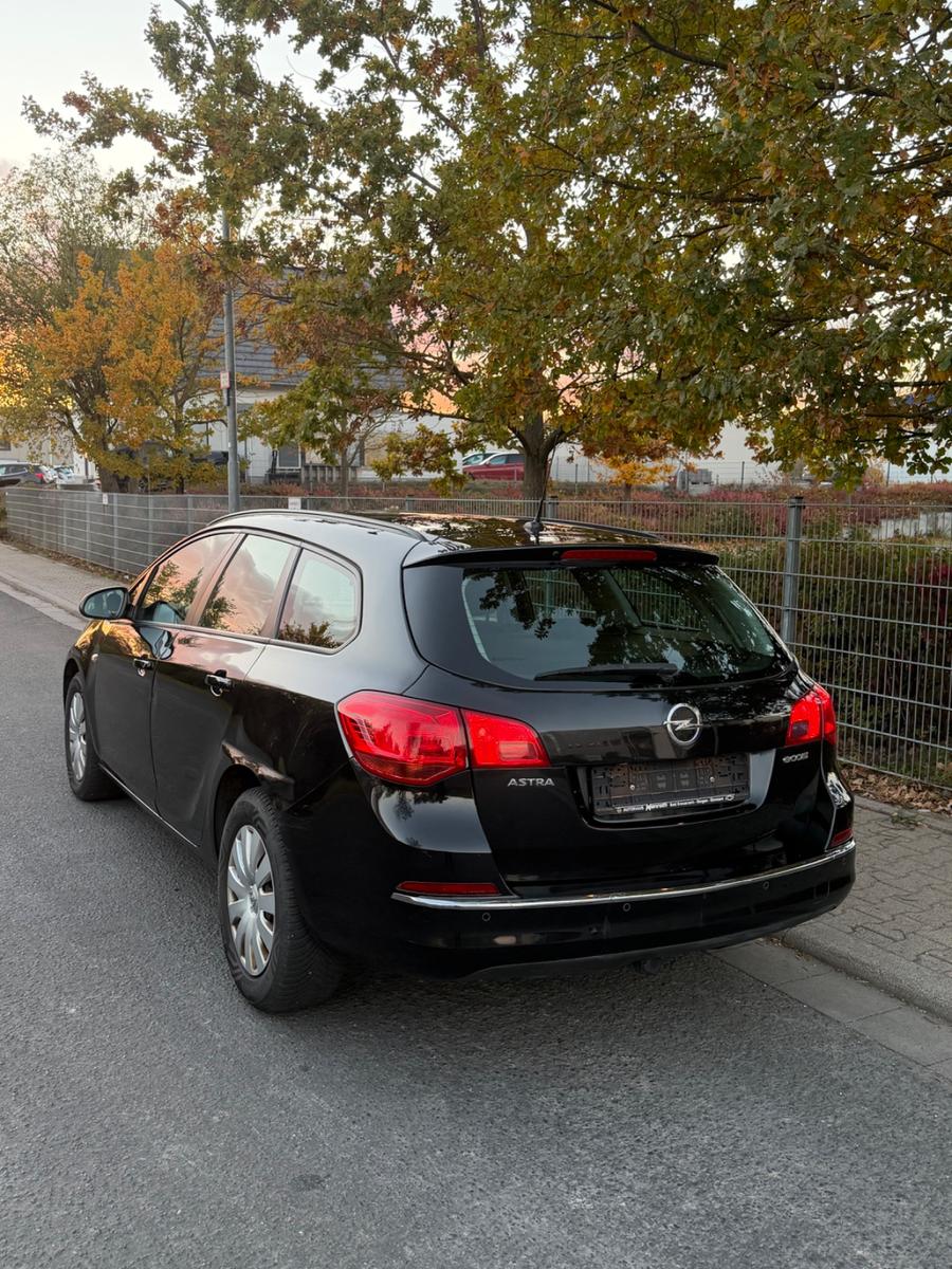 Opel Astra 2014 — engine 1.598 cm³, 110 HP (81kW)