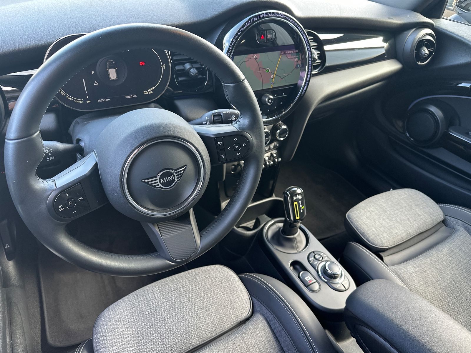 Fahrzeugabbildung MINI Cooper SE Classic Trim Black NAV+LED+KAM+SHZ