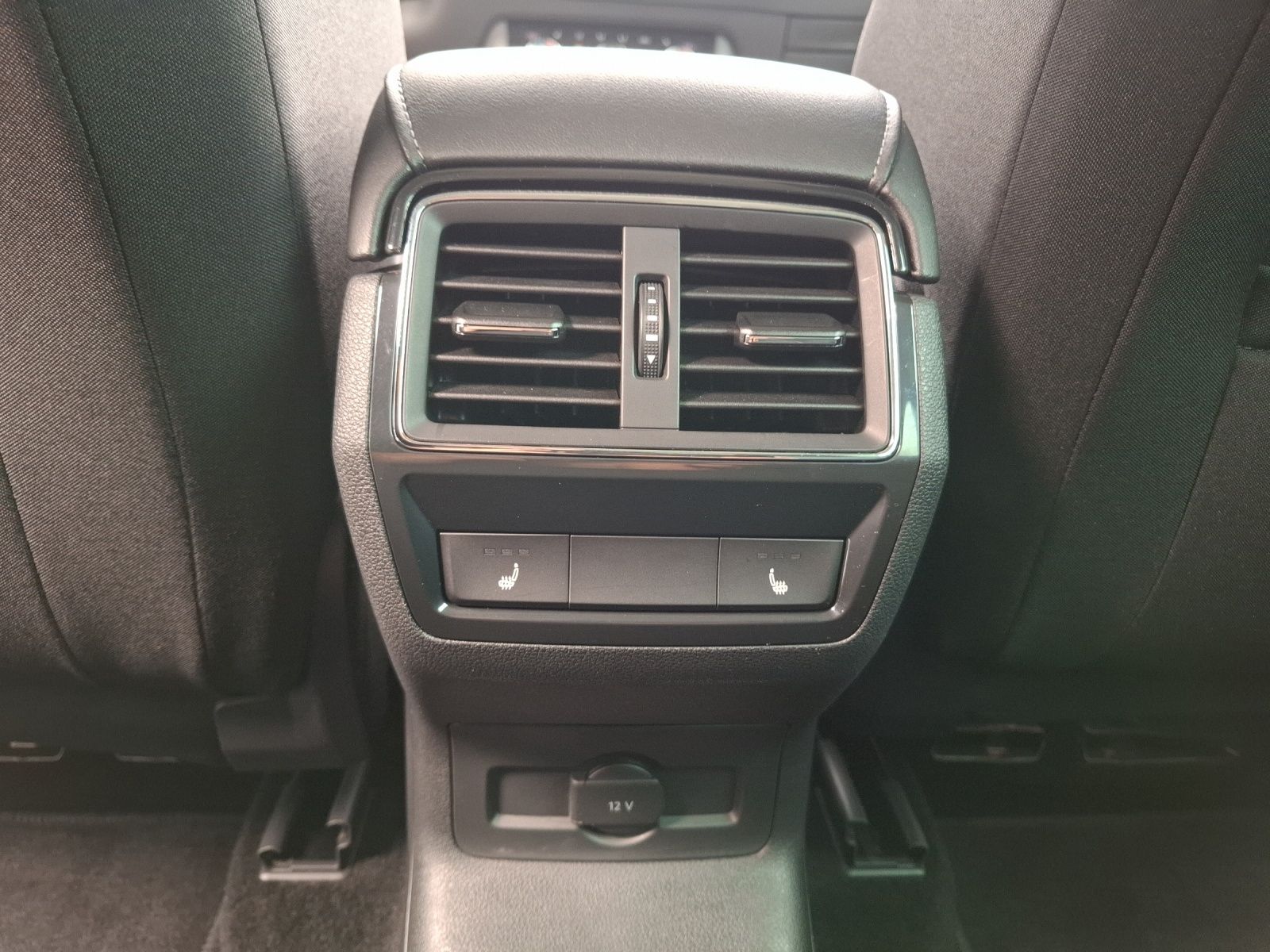 Fahrzeugabbildung SKODA Karoq TSI Drive-125 DSG LED Navi AID ACC RFK SH