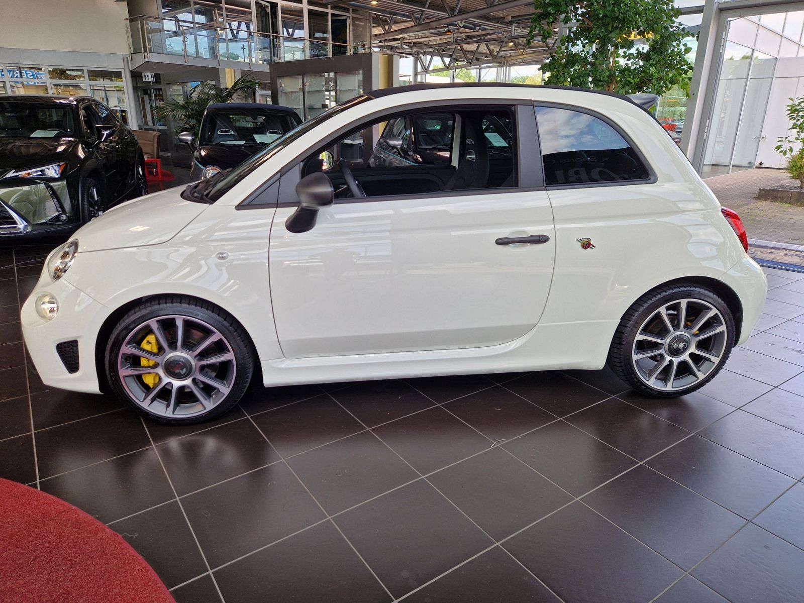 Fahrzeugabbildung Abarth 695C Turismo BEATS NAVI LEDER