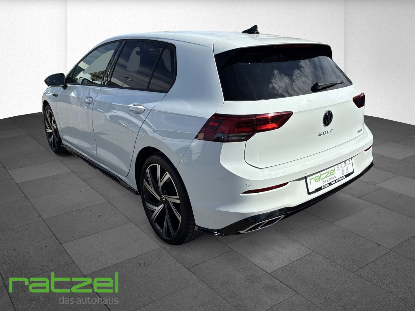 Fahrzeugabbildung Volkswagen Golf VIII 1.5 eTSI R-Line Sportpaket AHK-klappba