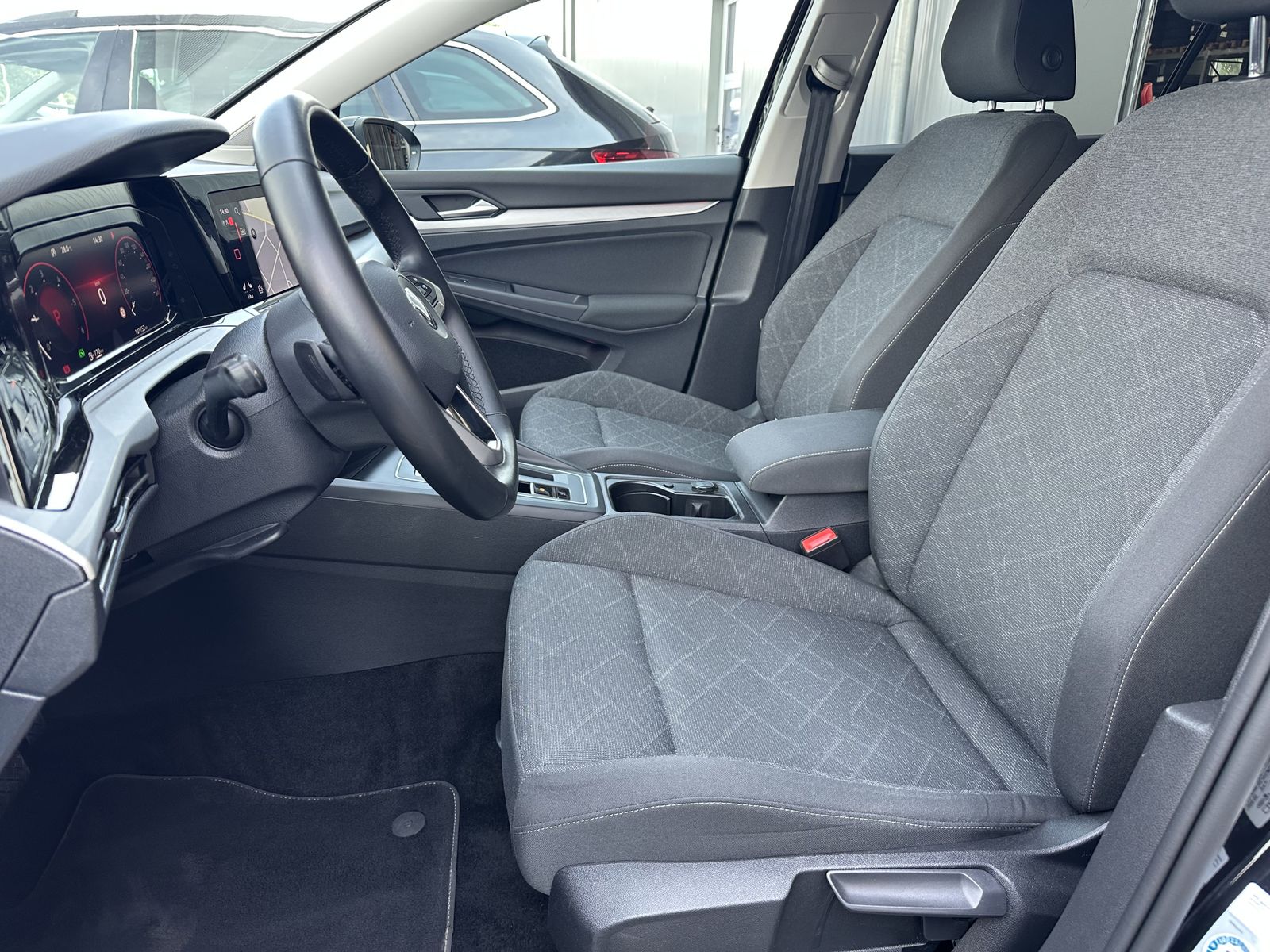 Fahrzeugabbildung Volkswagen Golf Variant 2.0 TDI DSG Life LED+ACC+SHZ+VCOCK