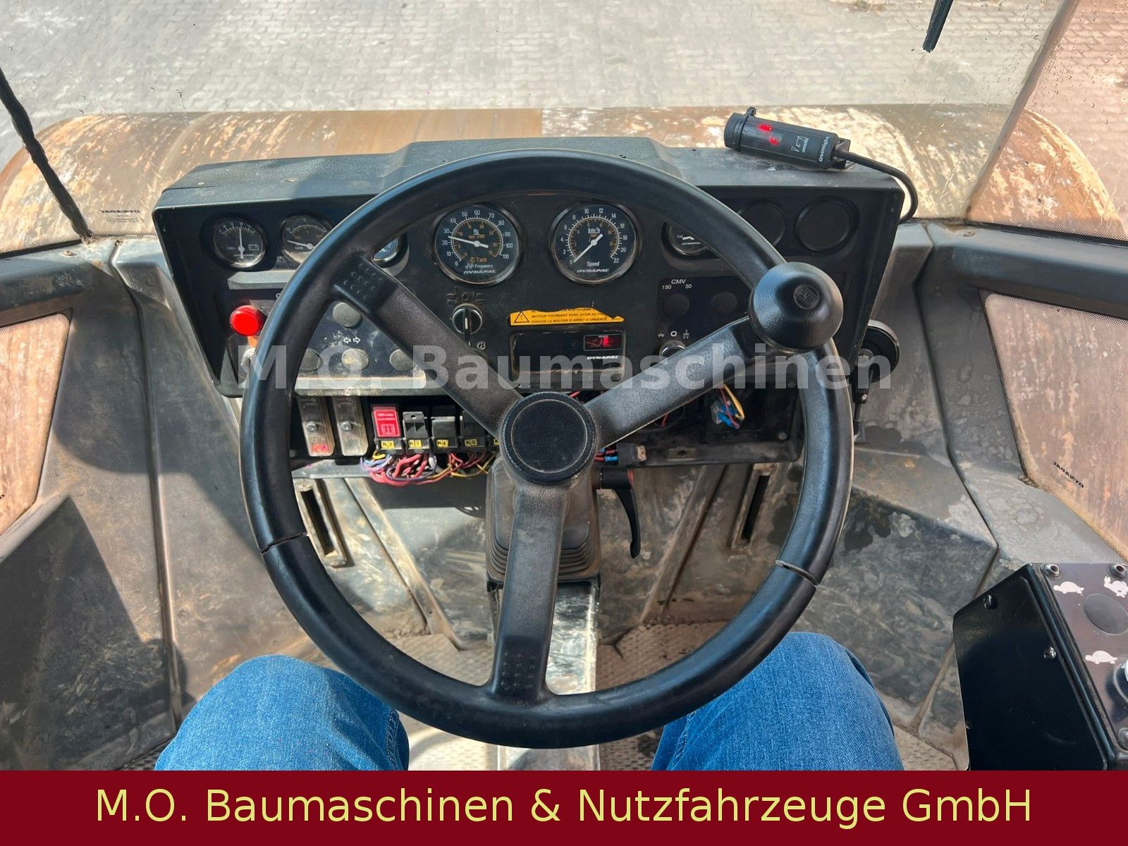 Fahrzeugabbildung Dynapac CA 302 D / Walzenzug / 12,5 t /