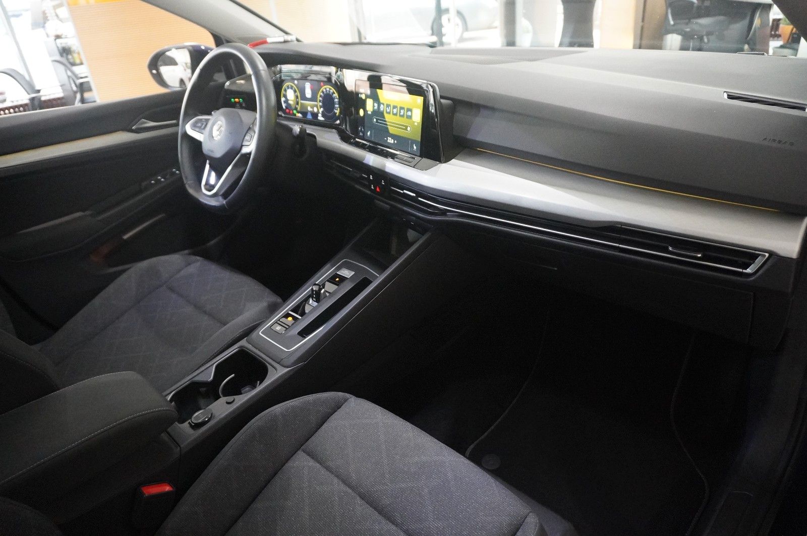 Fahrzeugabbildung Volkswagen Golf VIII Lim. 1.0 E-TSI DSG LIFE NAVI/LED/DAB+