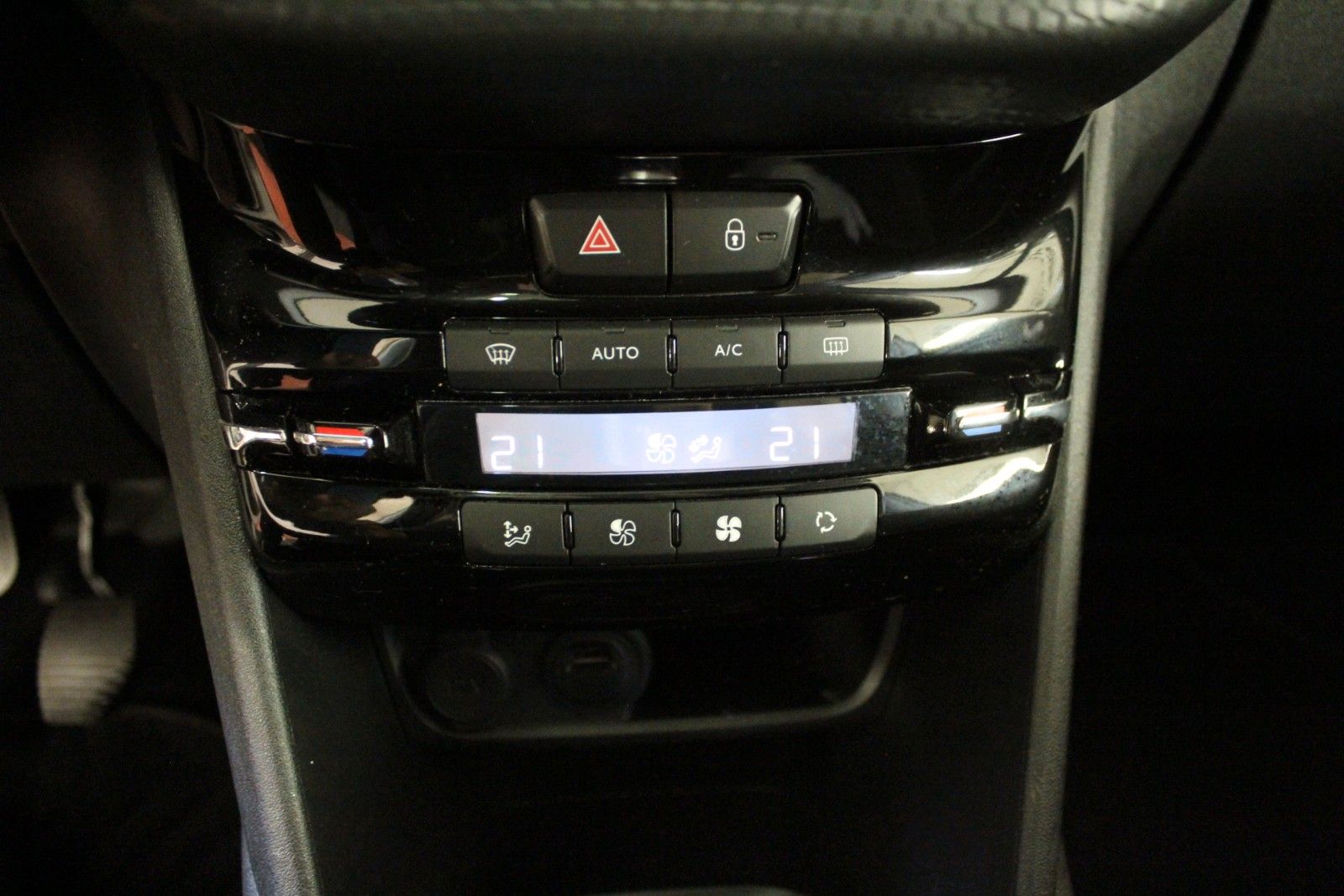 Fahrzeugabbildung Peugeot 208 PureTech 110 Edition Panoramadach*Sitzheizun