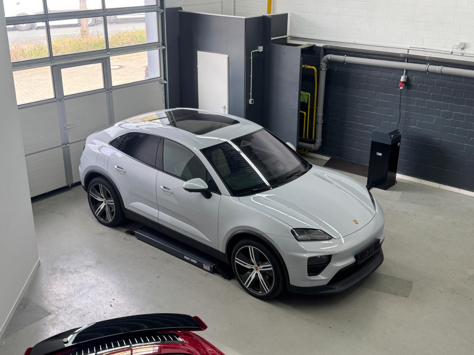 Porsche Macan 4 HeadUp 2xDisplay Pano ACC 22" Carbon