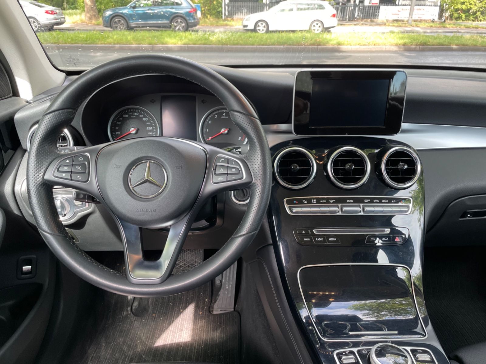 Fahrzeugabbildung Mercedes-Benz GLC 250 4Matic*LED*Leder*SHZ*Garmin*