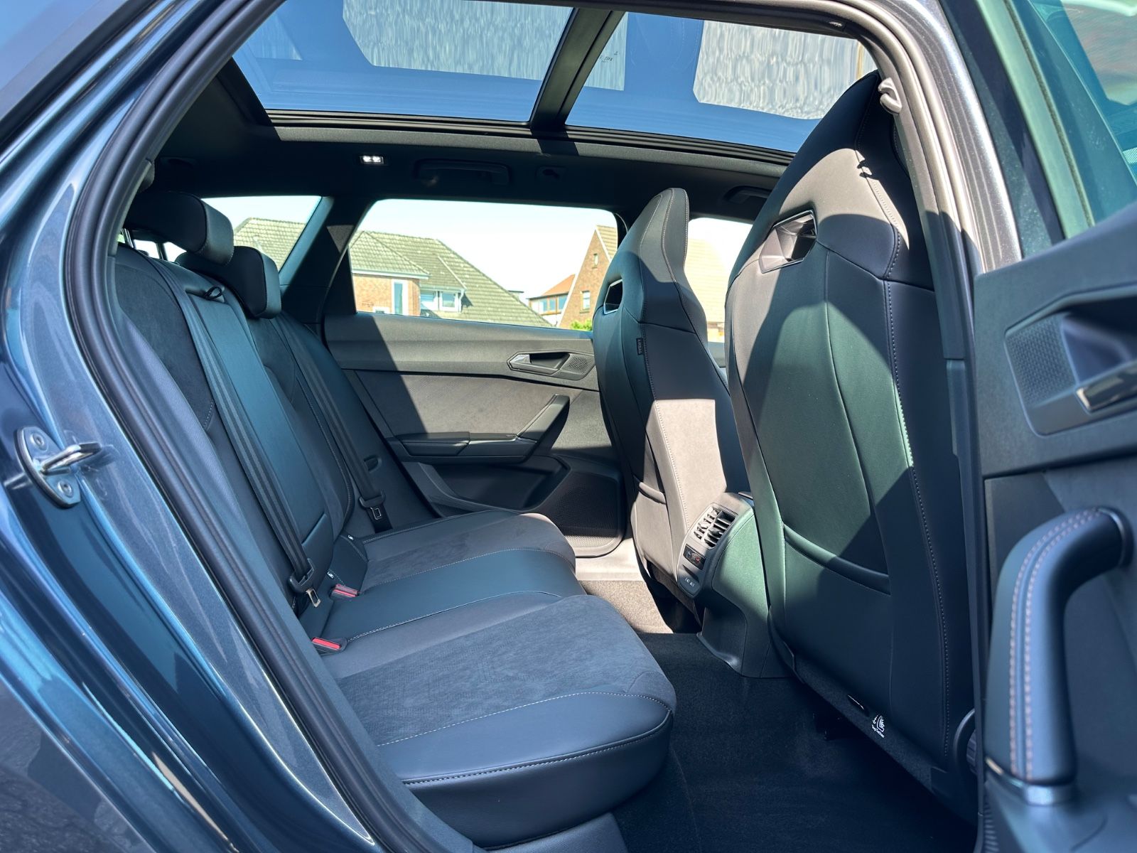 Fahrzeugabbildung CUPRA Leon ST 2.0 TSI 4Drive VZ Pano/AHK/Navi/ACC