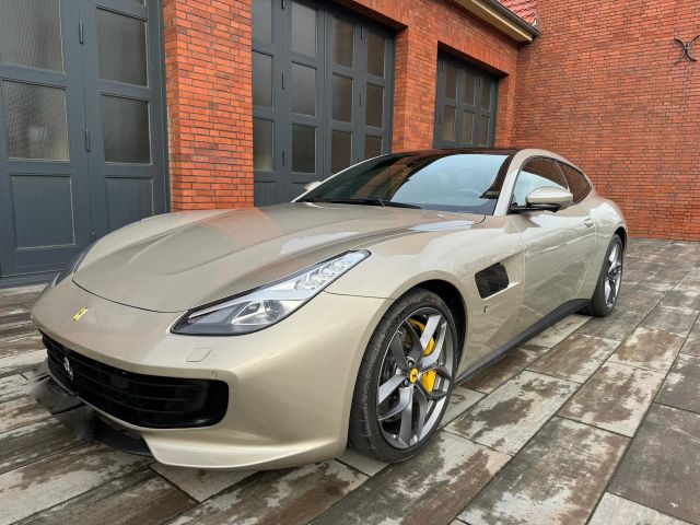 Ferrari GTC4Lusso *PassengerDisp. *Pano-Dach *Carbon