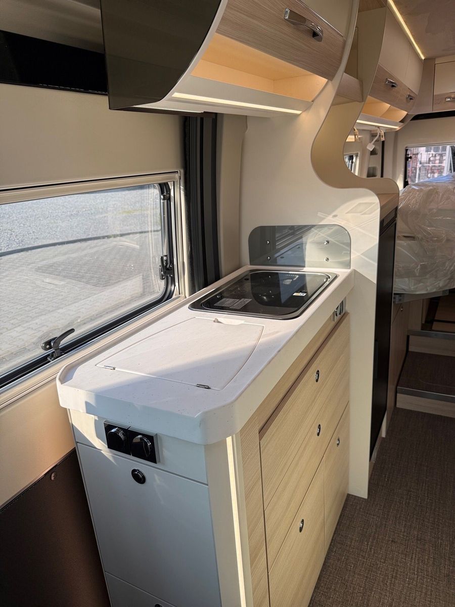 Fahrzeugabbildung Eura Mobil Van V 635 EB 180 PS, Automatik, Panoramadach