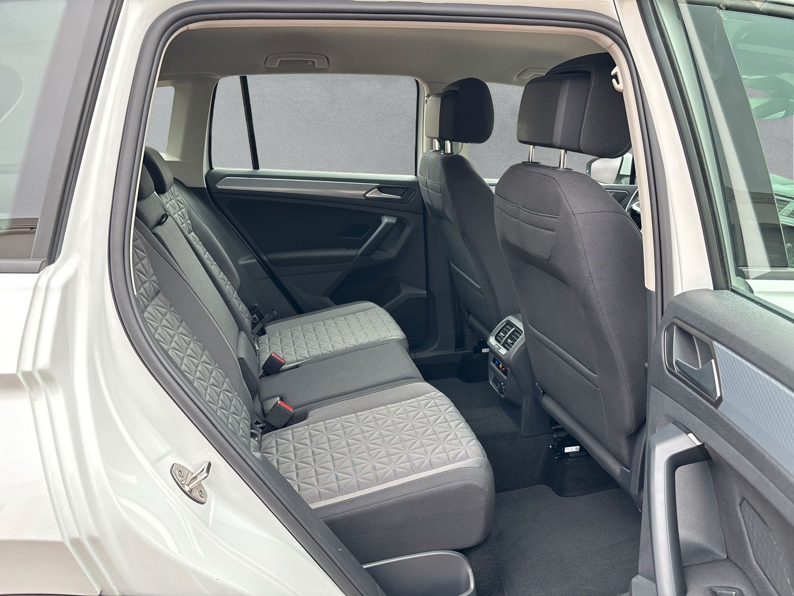 Fahrzeugabbildung Volkswagen Tiguan Life 1.5 TSI RFK Matrix-LED