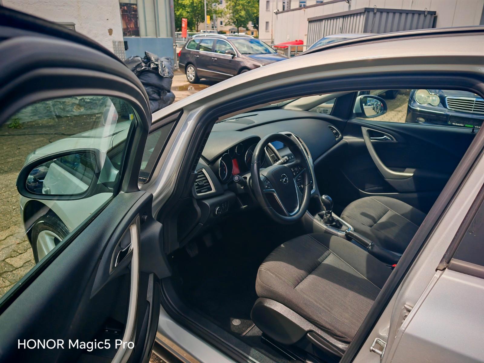 Opel Astra 2011 — photo 8