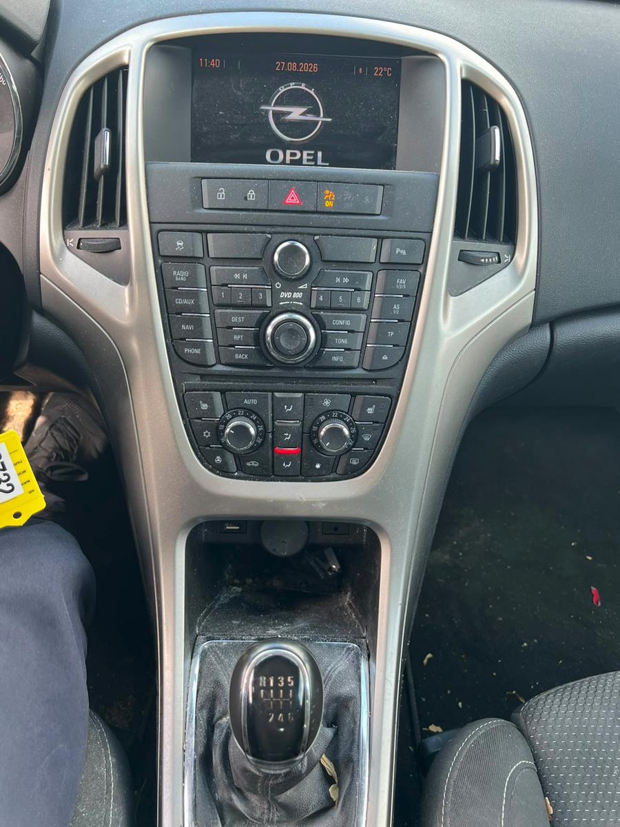 Opel Astra 2011 — photo 13