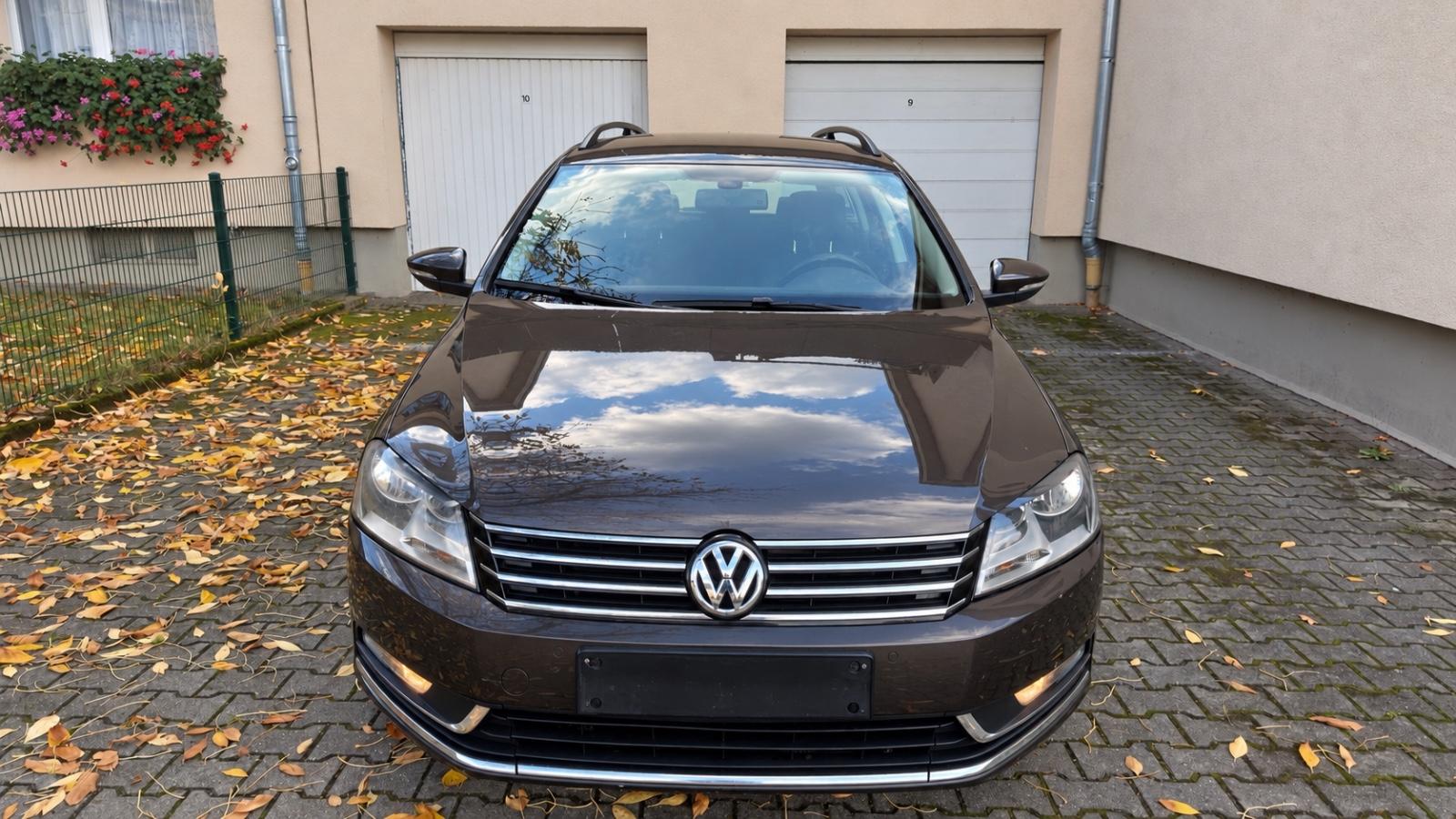 Volkswagen Passat 2013 — rear view