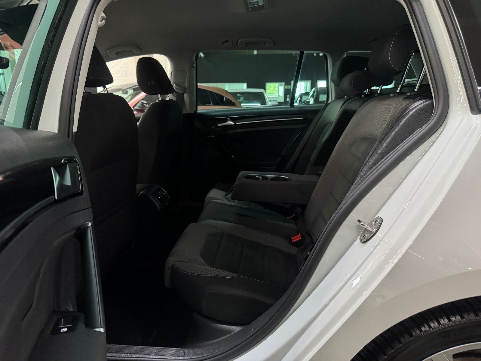 Fahrzeugabbildung Volkswagen Golf VARIANT 2.0 TDI DSG R-LINE SPORTPAKET VOLL