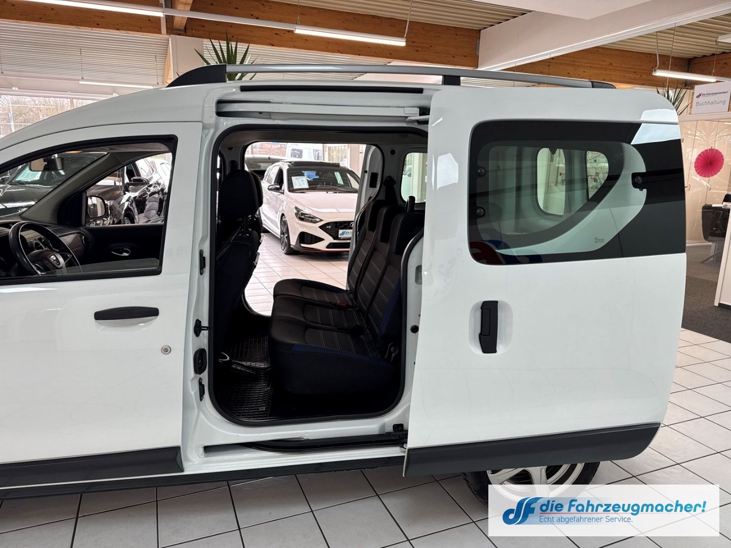 Fahrzeugabbildung Dacia Dokker Stepway Plus Navi Fahrerprofil DAB SHZ Rü