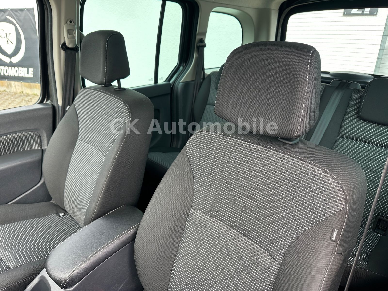 Fahrzeugabbildung Mercedes-Benz Citan Kombi 112 Lang Automatik/Navi/Pano/Kamera
