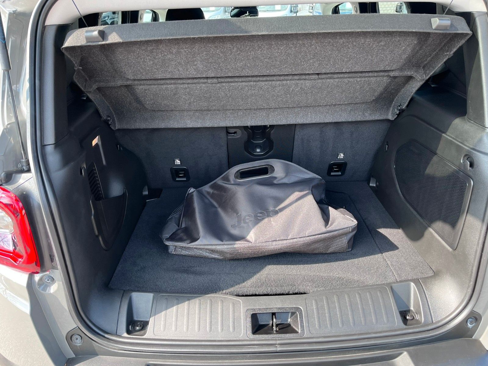 Fahrzeugabbildung Jeep Renegade Limited Plug-In Garantie Navi AWD uvm.