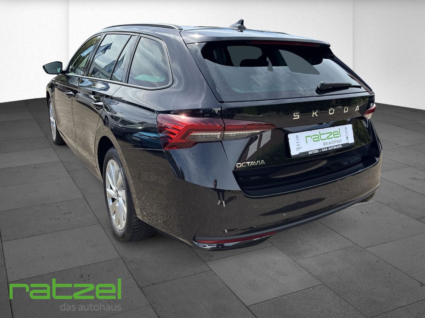 Fahrzeugabbildung SKODA Octavia Combi Selection 2.0 TDI HUD Navi ACC 360