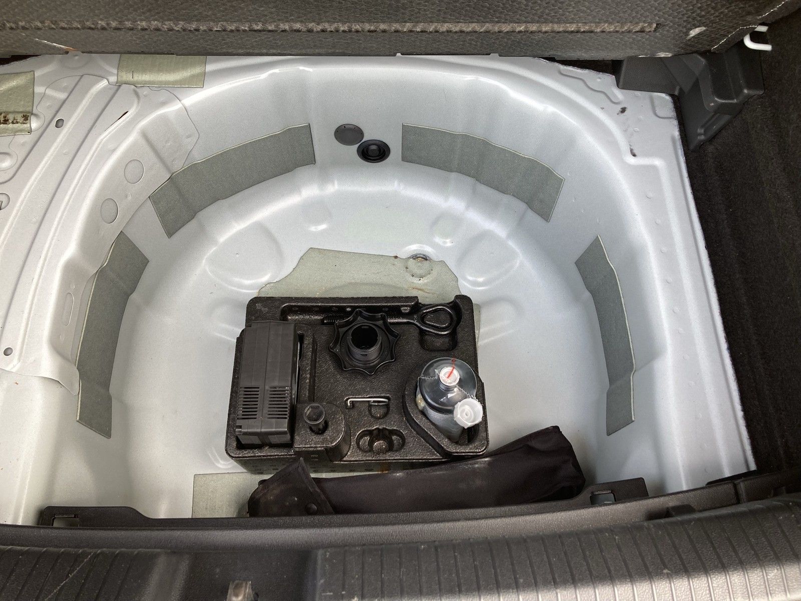Fahrzeugabbildung Volkswagen Polo TSI Active DSG LED Navi ACC PDC SH