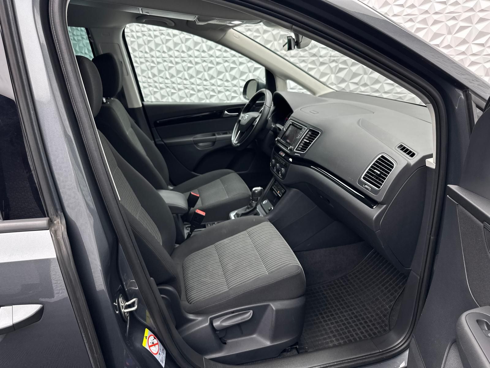 Fahrzeugabbildung SEAT ALHAMBRA 2.0 TDI/7-SITZ/E-STUER/AHK/ACC/DAB/RCAM