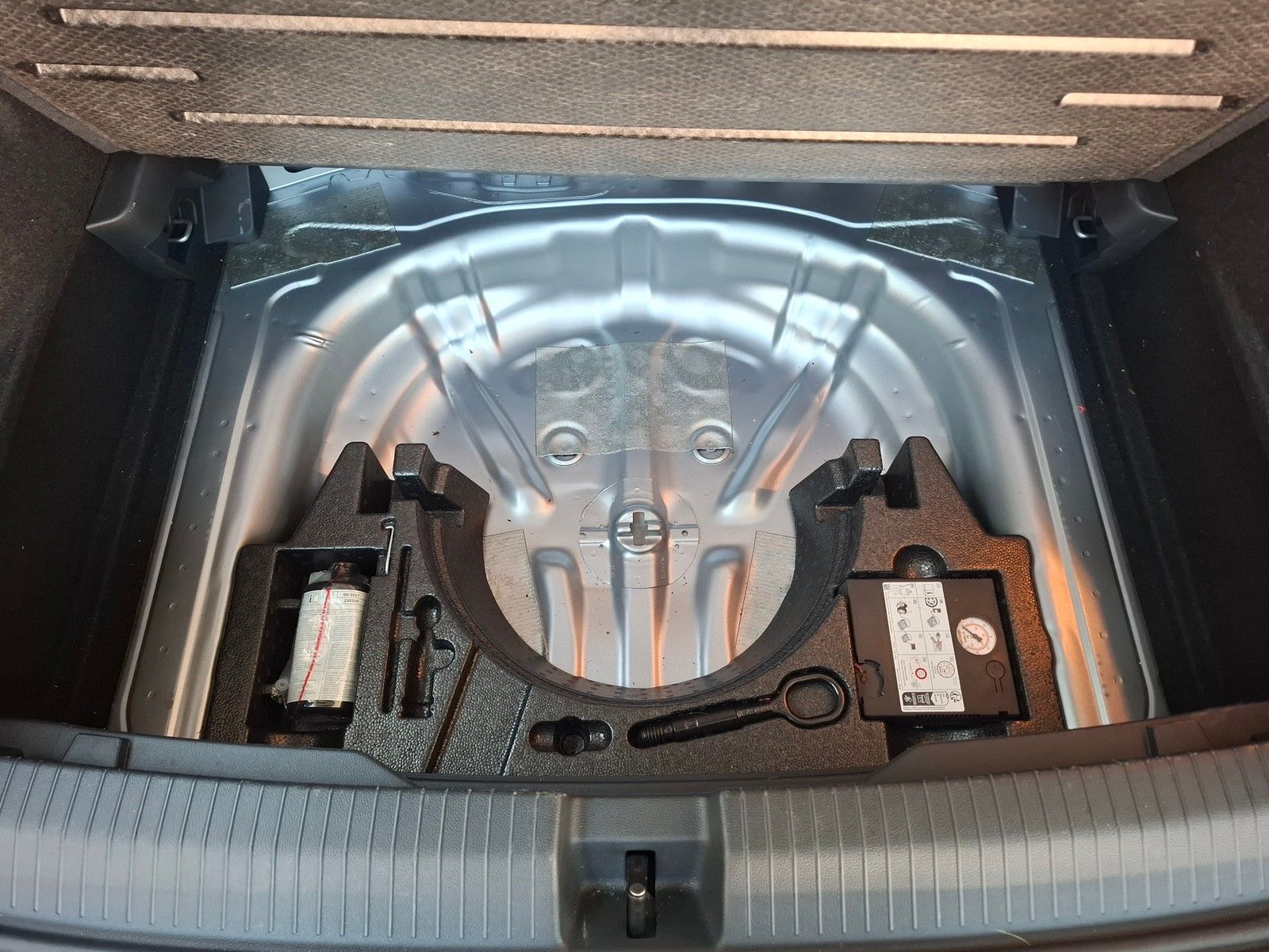Fahrzeugabbildung Volkswagen T-Roc R-Line 1,5 TSI DSG +IQ.Drive+IQ.Light+Navi