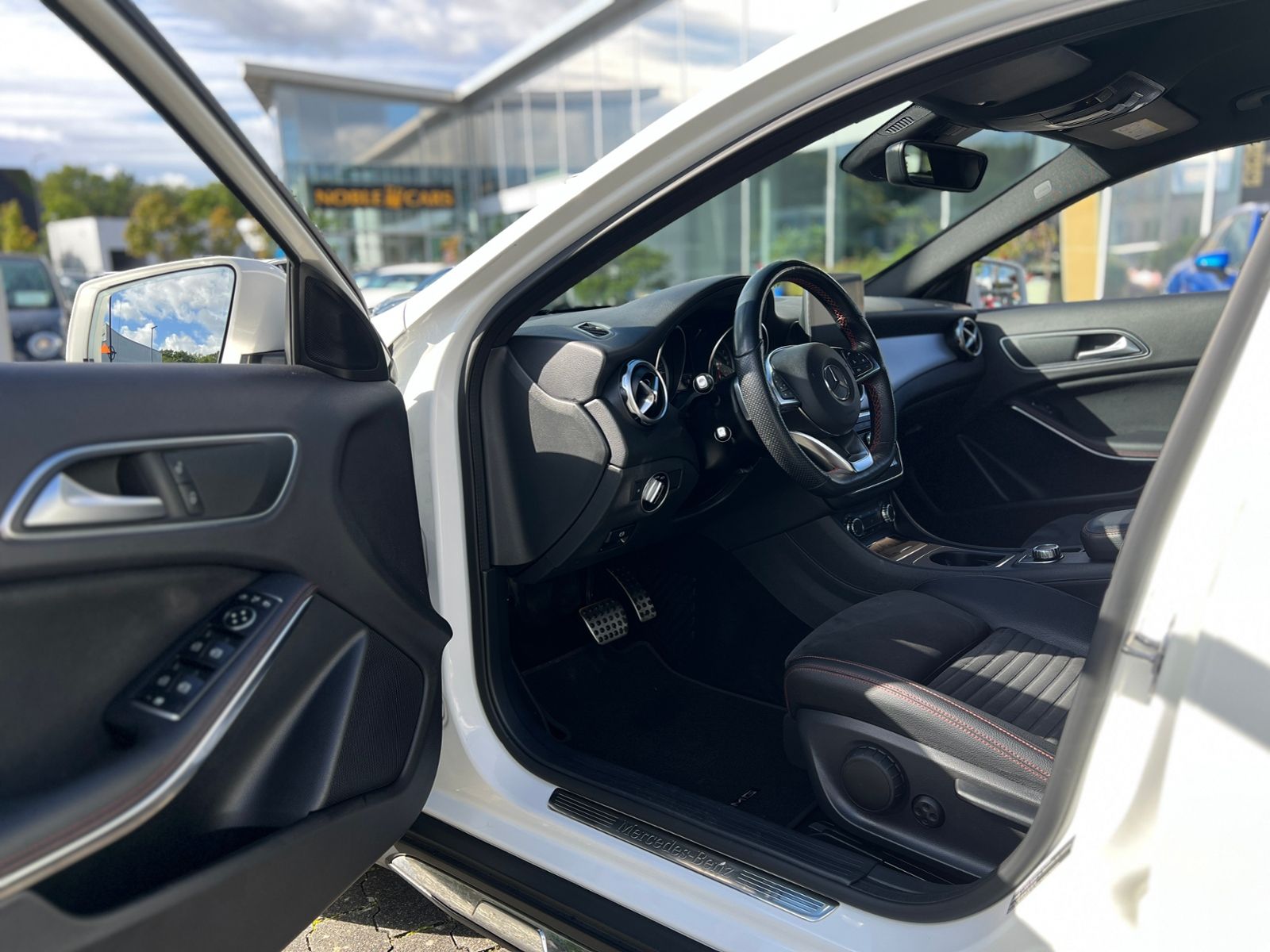 Fahrzeugabbildung Mercedes-Benz GLA 200 AMG LINE LED NAV SHZ RFK 19"