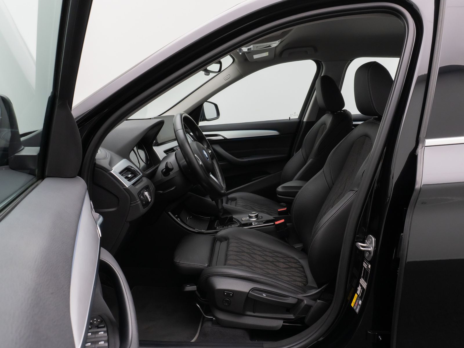 Fahrzeugabbildung BMW X1 xD25e xLine HUD DAB Parkassist Komfort Alarm