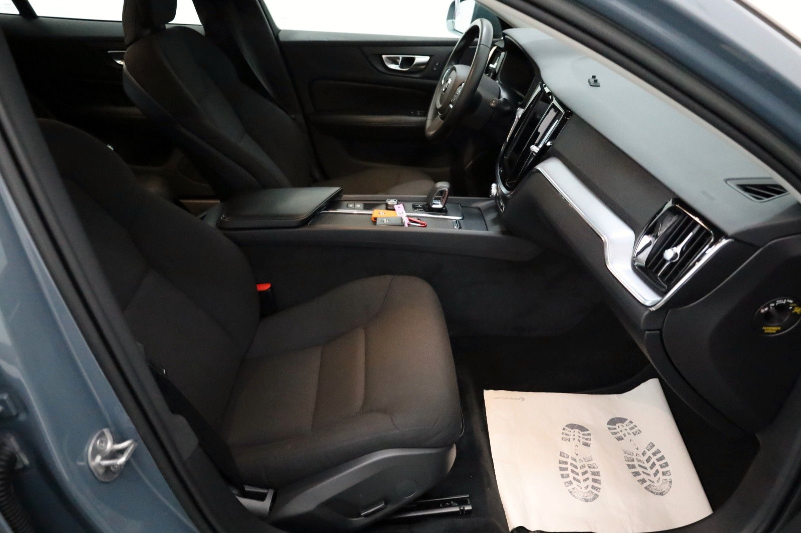 Fahrzeugabbildung Volvo V60 B4 D Momentum Core, Navi,LED,Carplay,DAB