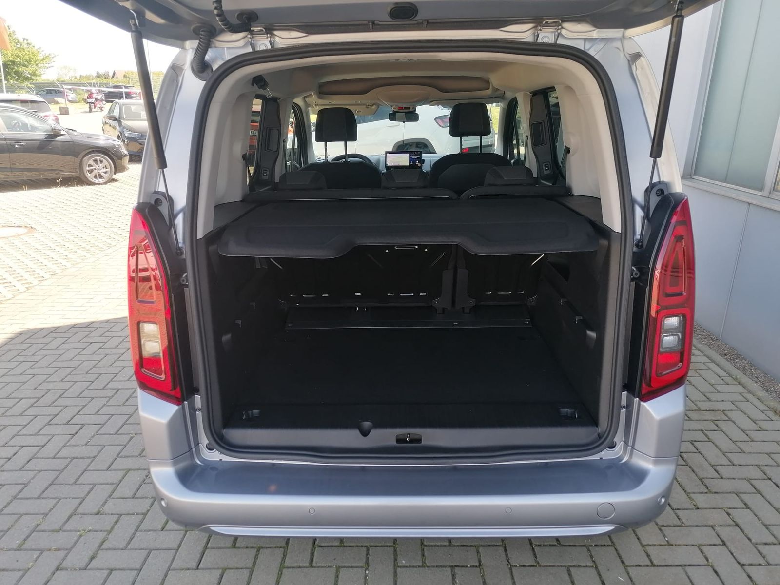 Fahrzeugabbildung Opel Combo 1.5 D PKW MATRIX-LED ALU KAMERA NAVI 10"