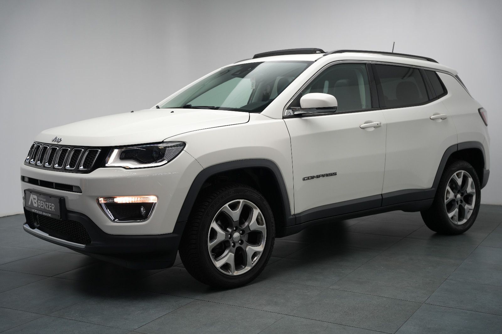 Fahrzeugabbildung Jeep Compass Limited 4WD /PANO/SHZ/L-HEIZ/PDC