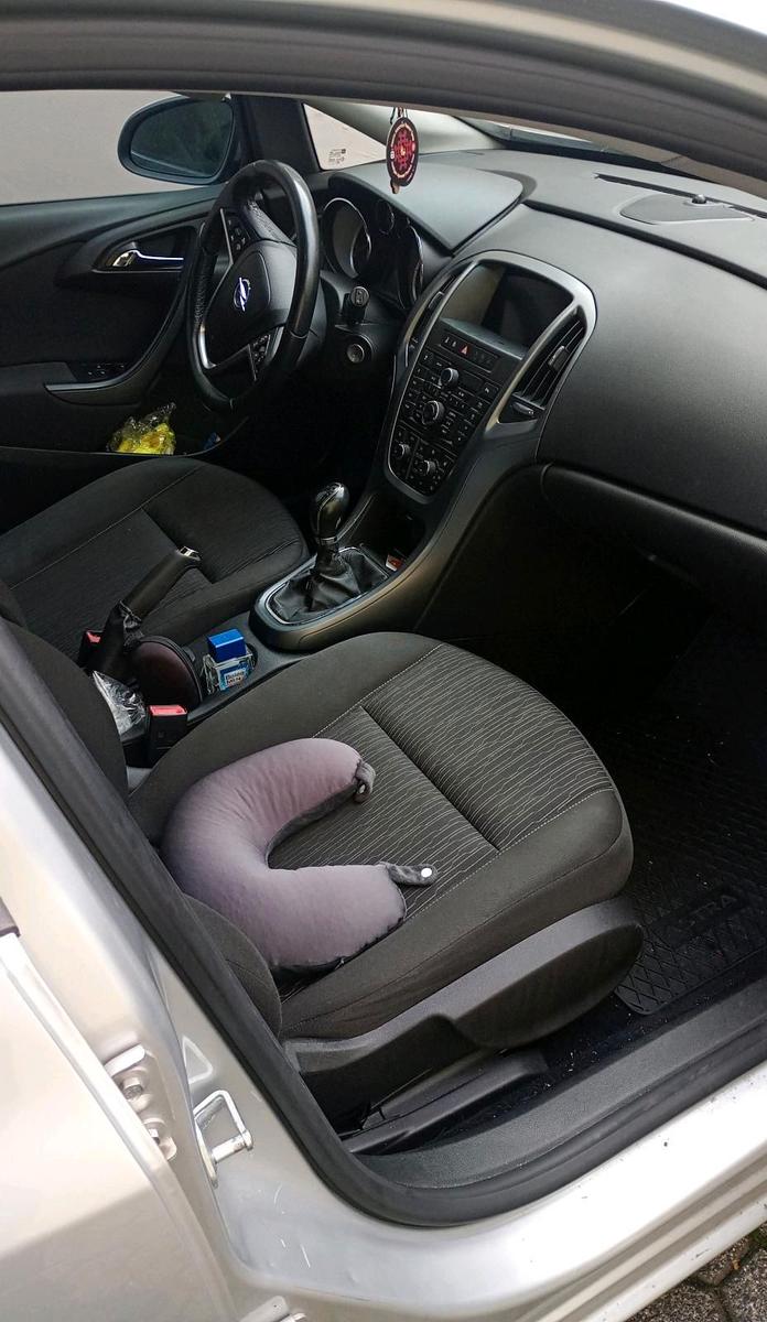 Opel Astra 2014 — вигляд ззаду