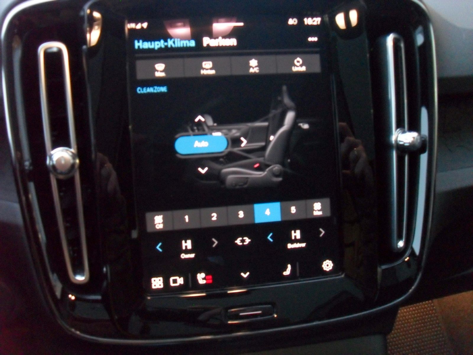 Fahrzeugabbildung Volvo C40 Core Recharge Pure Electric 2WD