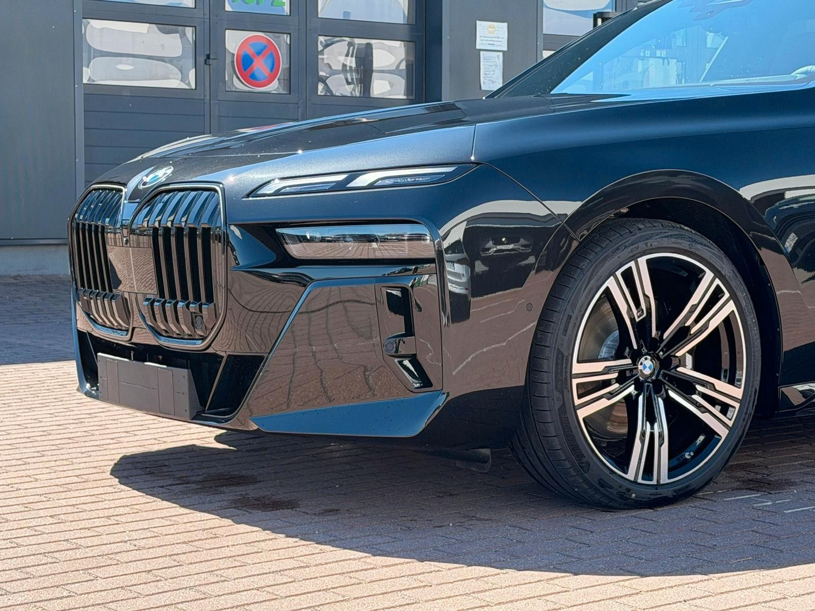 Fahrzeugabbildung BMW 740 d xDrive M Sport Pro*B&W*MASS*PAN*STHZ*CON*