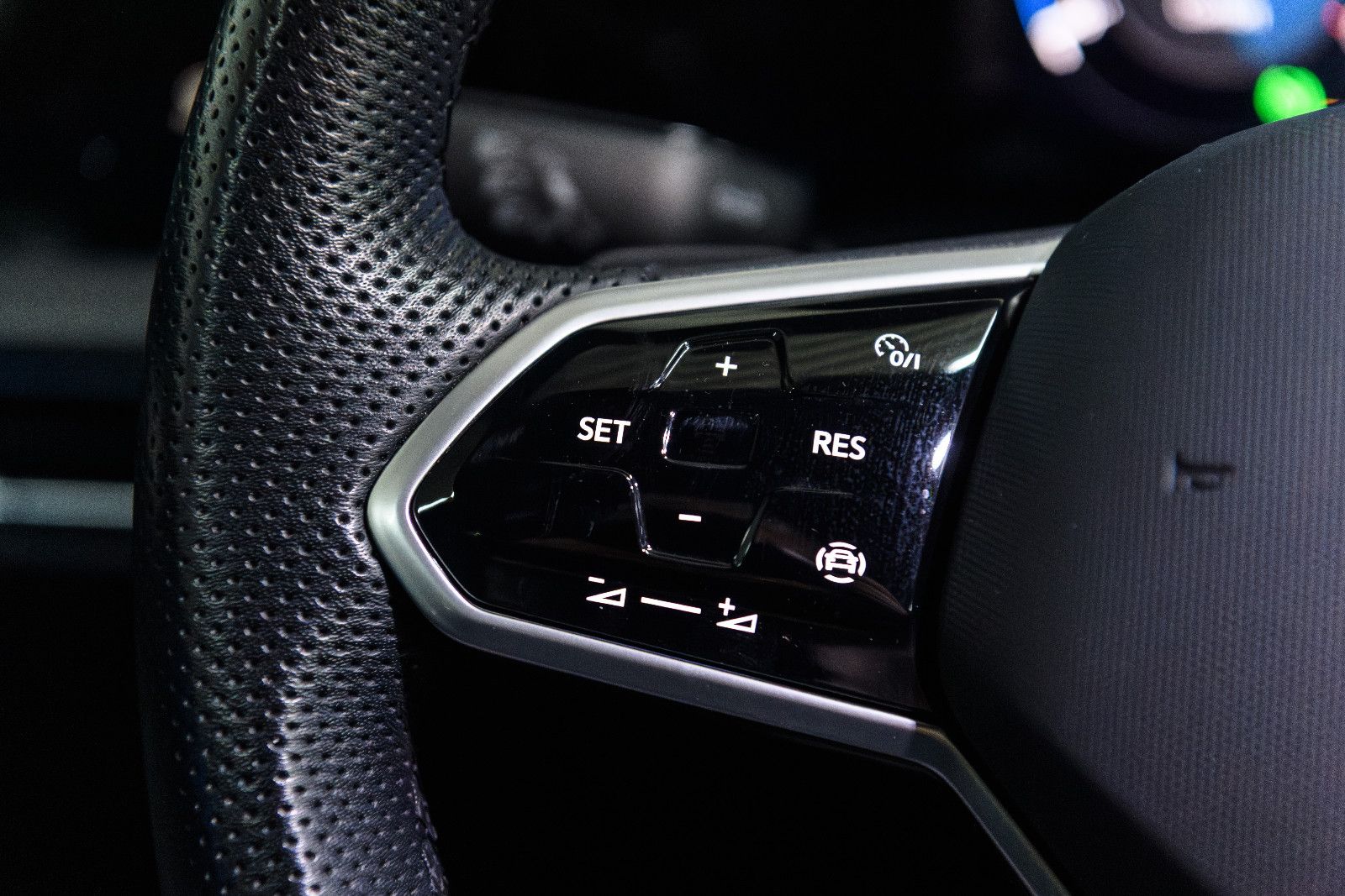 Fahrzeugabbildung Volkswagen Golf VIII R-Line 1.5 eTSI LED+KAMERA+APP+SHZ