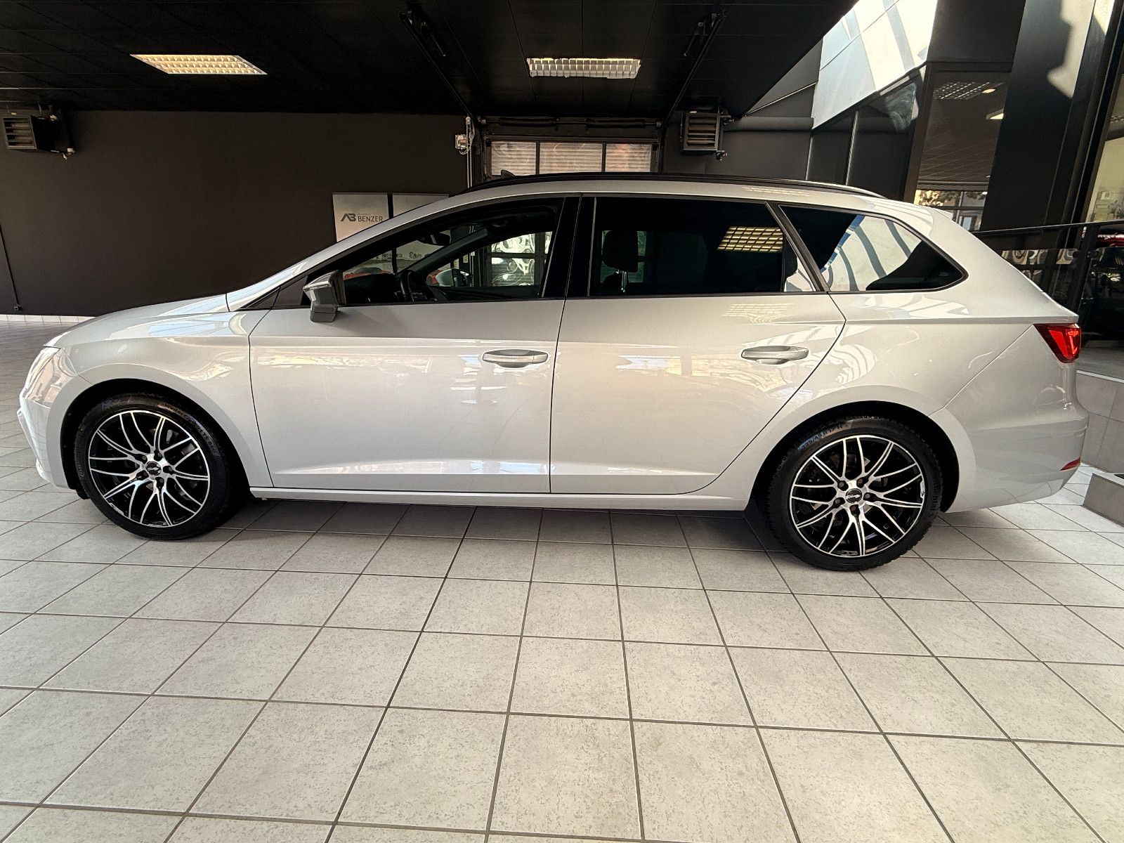 Fahrzeugabbildung SEAT Leon ST FR//ACC/LED/PANORAMA/APPLE-CAR/KAMERA
