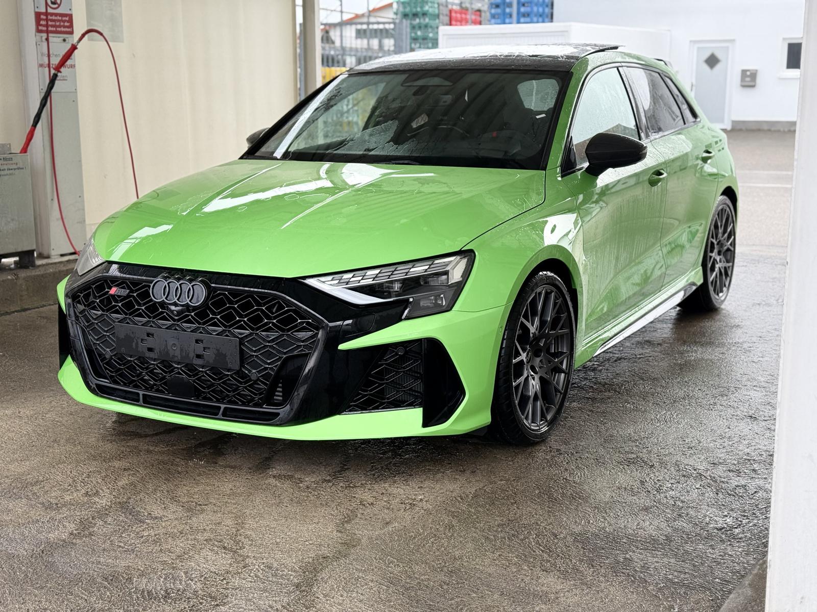 Audi RS3 SPORTBACK*SPOILER*SCHALE*HEADUP*PANO*SONOS