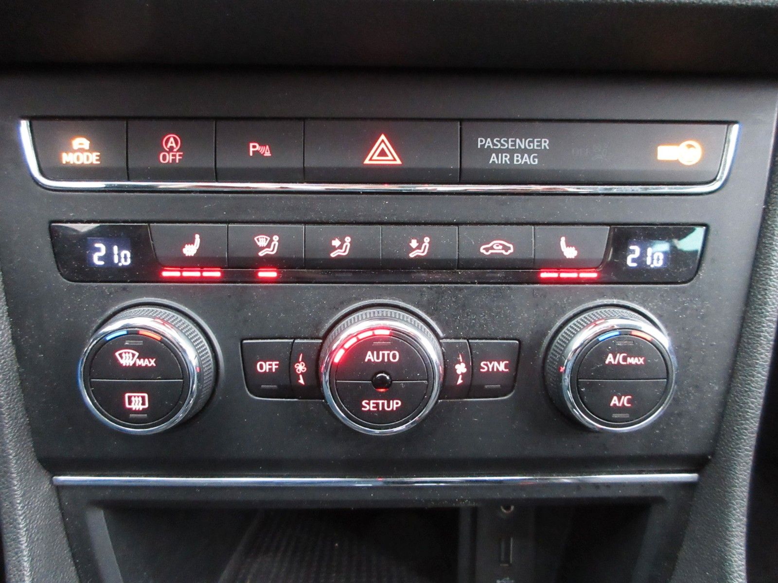 Fahrzeugabbildung SEAT Leon 1.8T FR LED/SHZ/PDC/18"ALU/TEMPOMAT