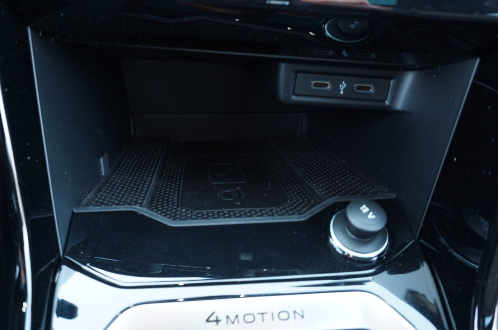 Fahrzeugabbildung Volkswagen T-Roc Sport 4Motion, Kamera, Navi, Pano, Black