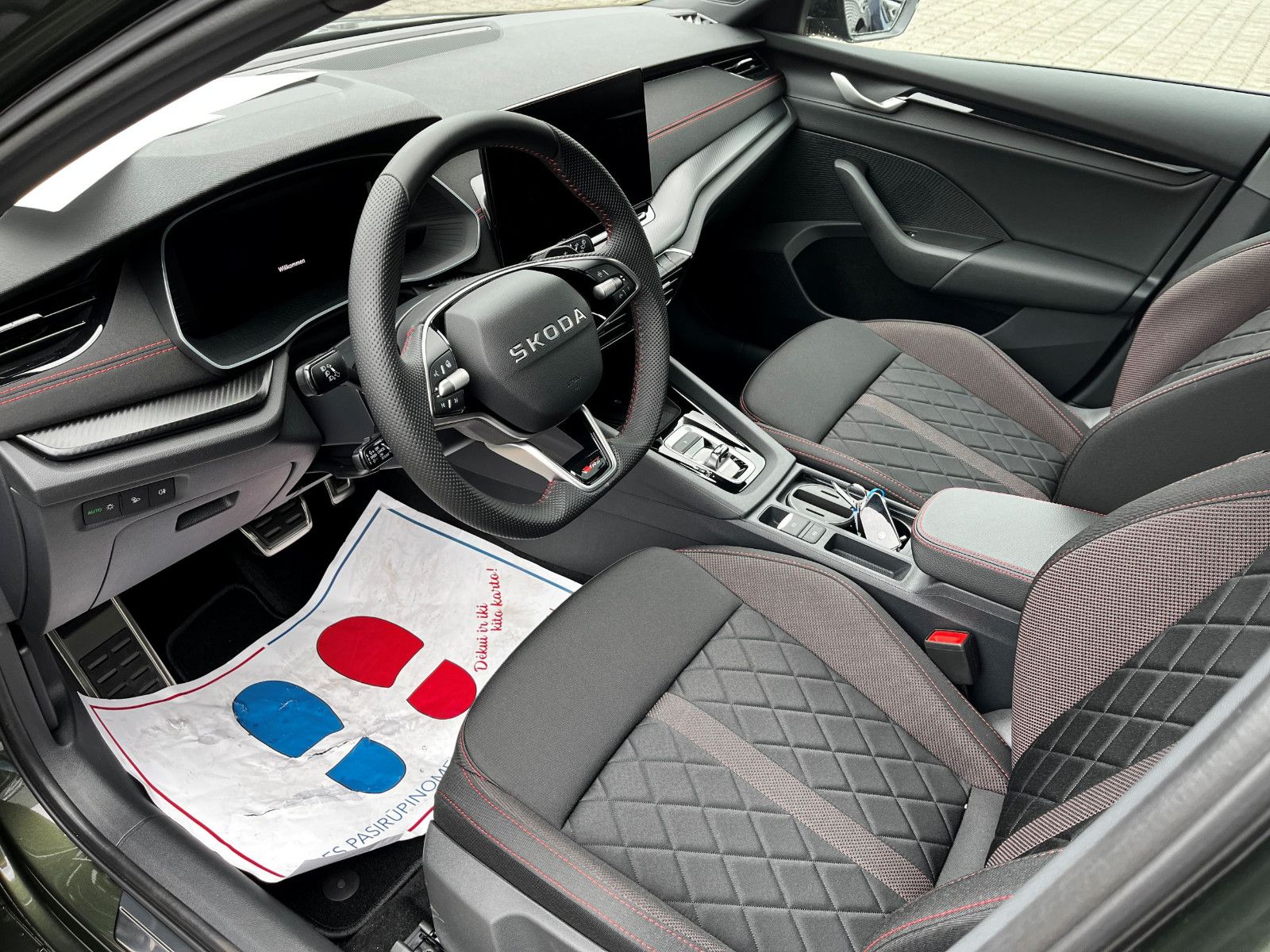 Fahrzeugabbildung SKODA Octavia Combi 2.0 TSI RS AHK NAV PANO 18"